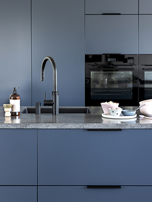 aubo siena køkken i blå med grå dektonbordplade og sort quooker