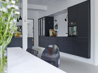 aubo fenix køkken i sort med sort køkkenbordplade