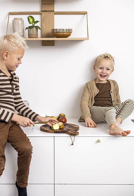 børn spiser frugt i aubo siena køkken i hvidt med hvid bordplade