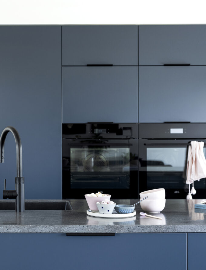 aubo siena køkken i blå med dektonbordplade i grå og sorte aeg ovne og sort quooker