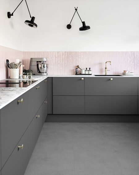 aubo sense køkken i grå med marmorbordplade