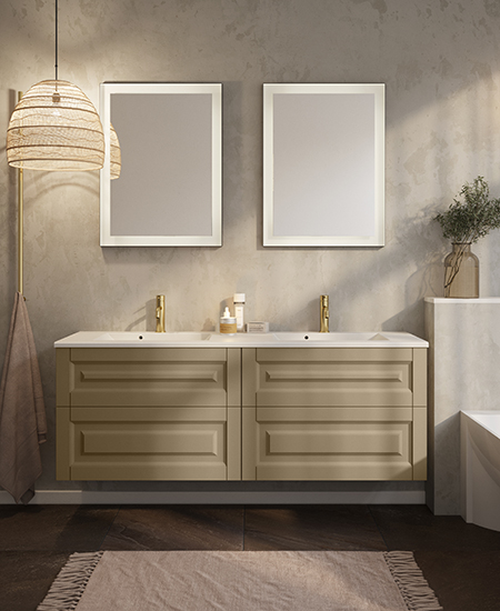 aubo toscana badeværelse i beige med hvid dobbelt-vaskbordplade, firkantede spejle og armaturer i messing