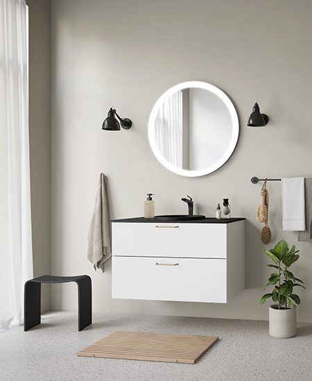 aubo unik badsæt i hvid med messinggreb, sort vaskbordplade og rundt spejl
