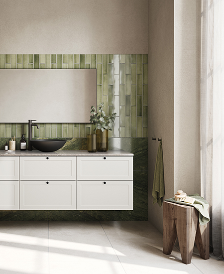 aubo bello badeværelse i hvid med sort vaskebowle og armatur og grønne fliser på væggen